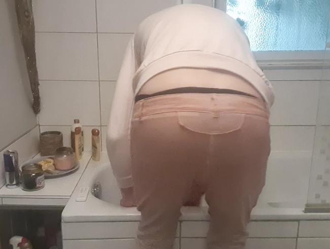 Sissy  geht mit ganzen  Klamotten  Baden