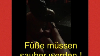 Sklave muss Füße sauber lecken!