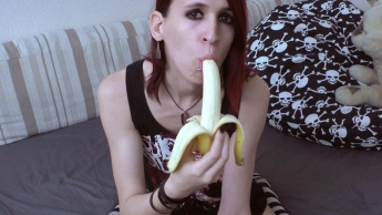 Sluty Emo TGirl Deepthroating eine Banane Cristy Noir