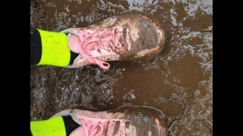 Sportschuhe einer Freundin mal so richtig einsauen