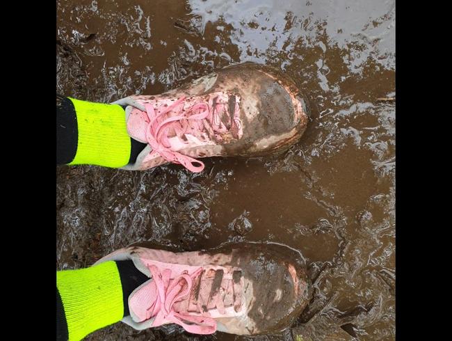 Sportschuhe einer Freundin mal so richtig einsauen