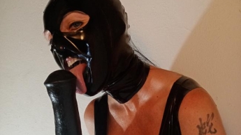 Squirt im Latex-Outfit