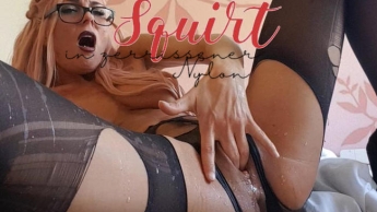 Squirt in zerrissener Nylon