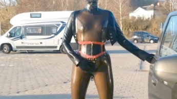 Stark durchbohrte Latexpuppe im transparenten Catsuit Bummelt in der Öffentlichkeit TEIL 2