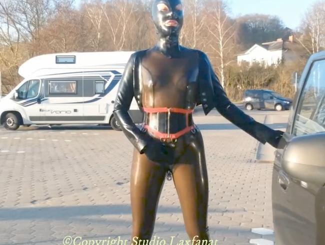 Stark durchbohrte Latexpuppe im transparenten Catsuit Bummelt in der Öffentlichkeit TEIL 2