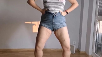 Stehende Pisse in Jeansshorts