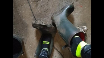 Stinkige verschwirzte Reitsocken nach Stallarbeit machen Gummistiefel sauber