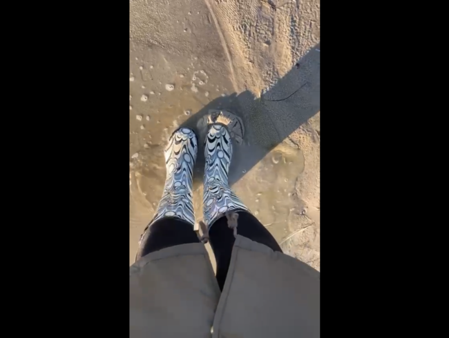 Strandspaziergang mit Gummistiefeln Beach Walk