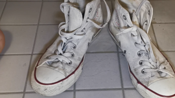 Studentin pisst in 13 Paar Schuhe unter der Dusche