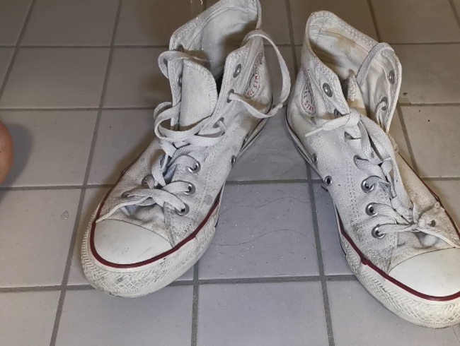 Studentin pisst in 13 Paar Schuhe unter der Dusche