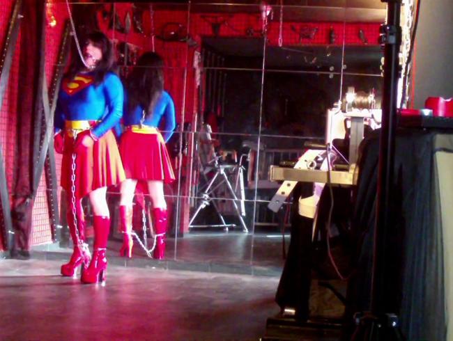 Supergirl in Schellen fest