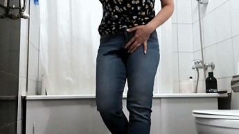 Tatiana pisst in Jeans