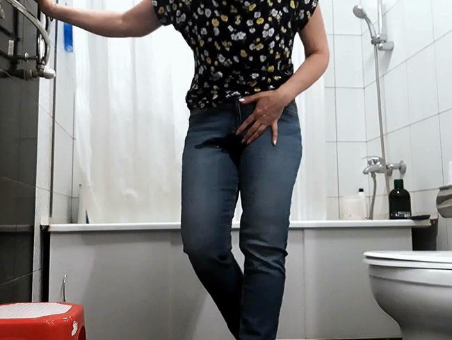 Tatiana pisst in Jeans