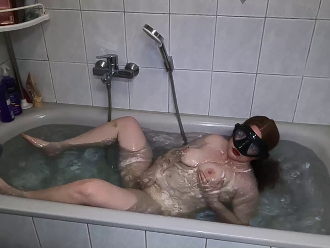 Taucherbrille in der Badewanne