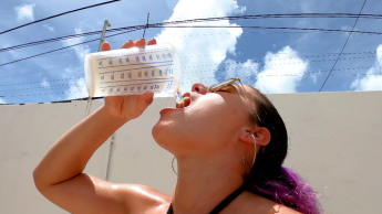 Teen trinken Pisse und Sperma Gesicht schlucken für meinen Stiefvater im Garten im Freien, neues Video Sommer 2021!