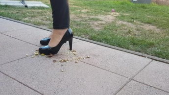 Trampeling in Heels und Barfuß