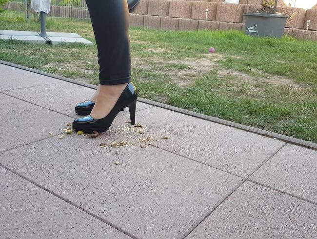 Trampeling in Heels und Barfuß