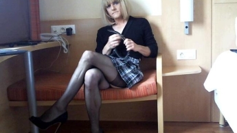 Tranny Sissy in offener Strumpfhose und Kragen masturbiert und kommt ab