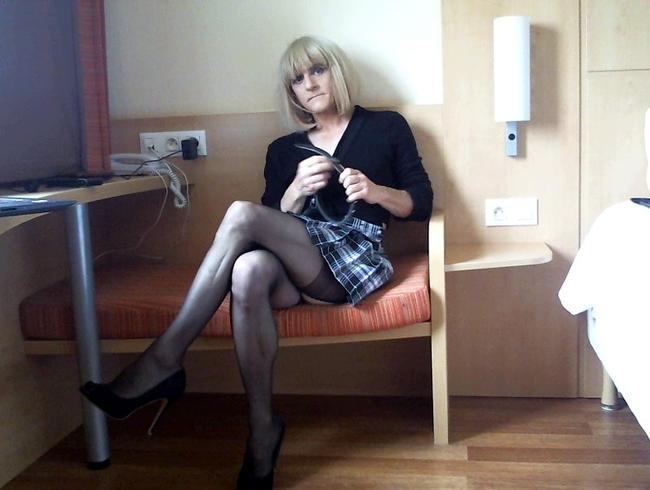 Tranny Sissy in offener Strumpfhose und Kragen masturbiert und kommt ab