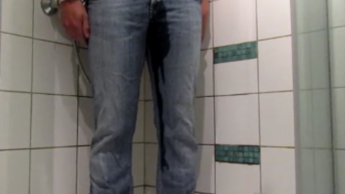 User Wunsch in Jeans gepisst