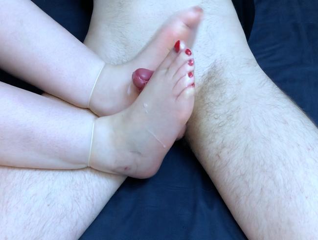 User Wunschvideo: Kondom Footjob mit Rot Lackierten Nägeln