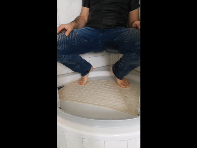 Userwunsch Video: Natursekt extrem – Ich pisse immer wieder in meine enge Blue Jeans