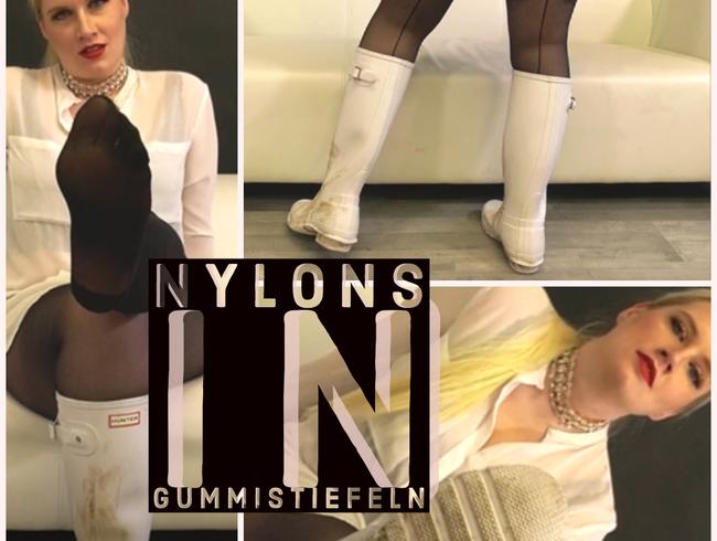 Verschwitzte Füße in Nylons und Gummistiefeln