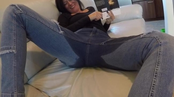 Völlig getränkt – Jeans Mega Wetting auf einer Couch