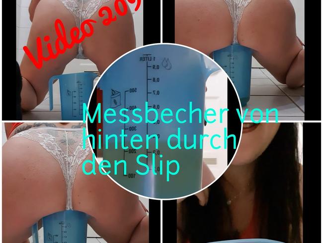 Von hinten durch den Slip in den Messbecher