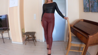 WETLOOK-LEGGINGS AUFGERISSEN – AO CREAMPIE FICK vor der PARTY