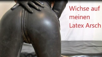 WICHSE AUF MEINEN LATEX ARSCH