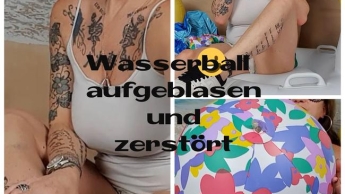 Wasserball aufgeblasen und zerstört