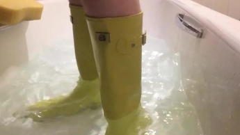 Wellies Fetish BBW Bath Splash