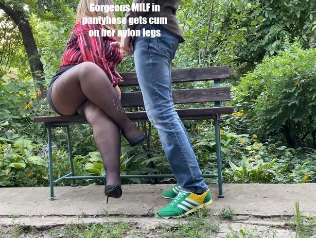 Wunderschöne MILF in Strumpfhosen bekommt Sperma auf ihre Nylonbeine