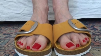 Zehen Fetisch – mit den Zehen wackeln in orangen Slippers Teil 5