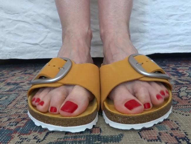 Zehen Fetisch – mit den Zehen wackeln in orangen Slippers Teil 5