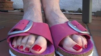 Zehen Fetisch – mit den Zehen wackeln in pinken Slippers Teil 6