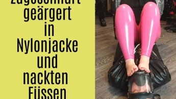 Zugeschnürt geärgert in Nylonjacke und nackten Füssen