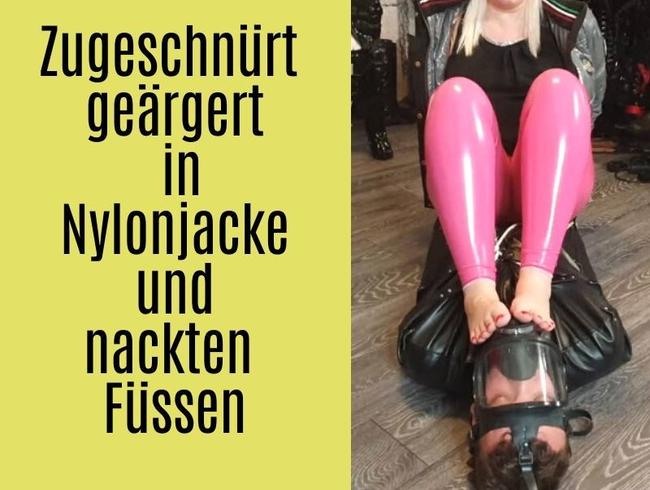 Zugeschnürt geärgert in Nylonjacke und nackten Füssen