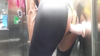 flughafen toilette anal sex in schwarzer wetlook leggins