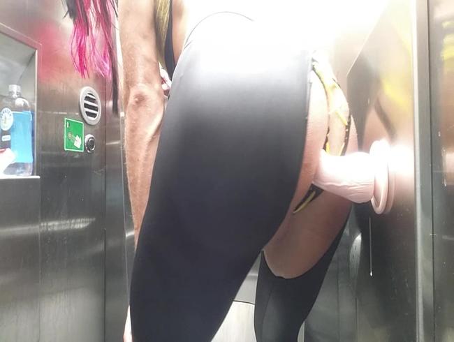 flughafen toilette anal sex in schwarzer wetlook leggins