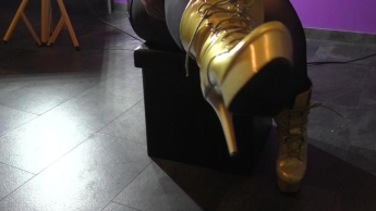 goldene Plateaustiefel ausziehen