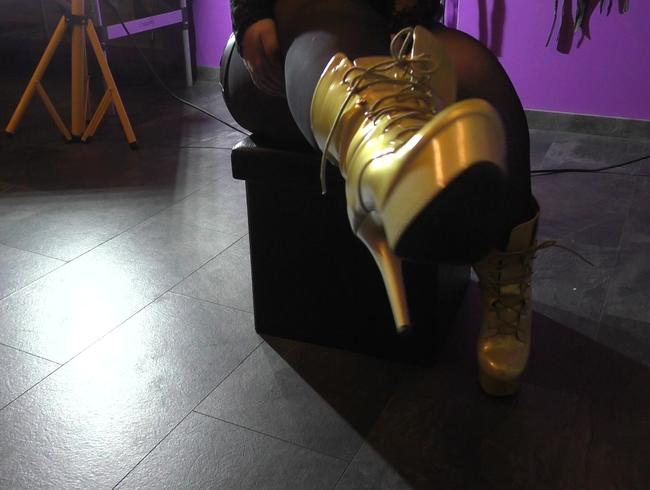 goldene Plateaustiefel ausziehen