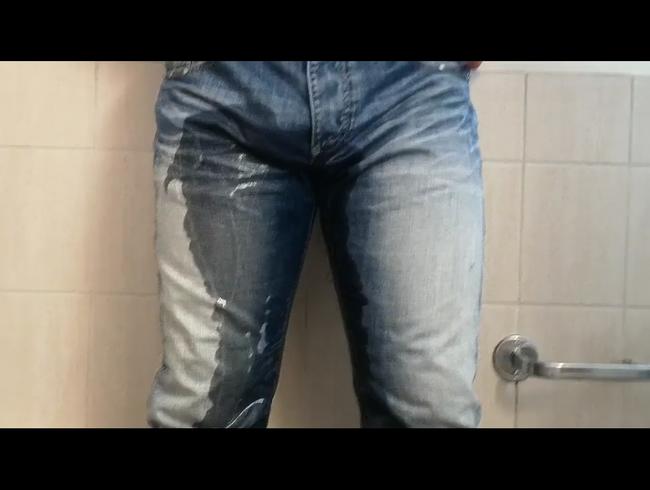 in die Jeans gepisst