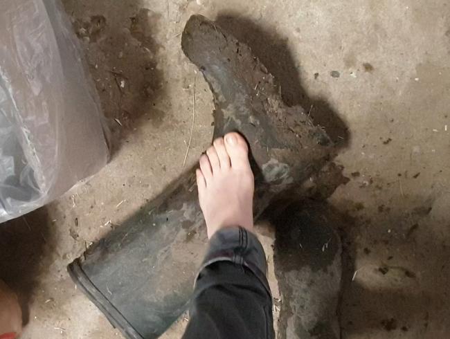 matschige Gummistiefel werden mit Füßen und Socken, gestreichelt