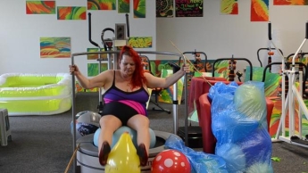 mit roten Heels auf dem Trampolin im Sitzen gehüpft !!