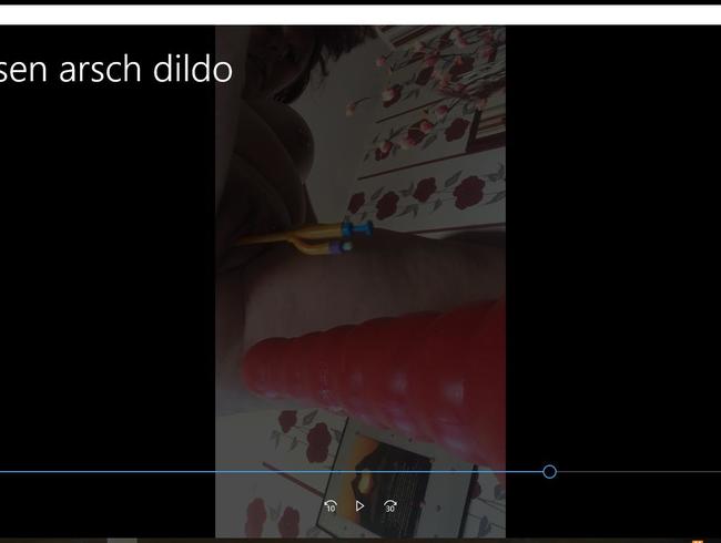 riesen Dildo im Arsch