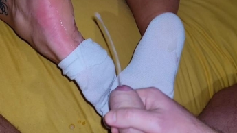 Geile MILF bekommt Sperma auf weiße Socken