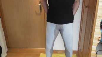 In die enge Leggings gepisst…