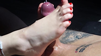 [POV FOOTJOB] Sie fickt meinen harten Schwanz mit ihren heißen Füßen